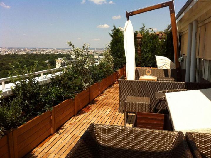 Des jardinières en vente à Neuilly-sur-Seine